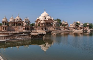 Mathura 'da en çok ziyaret edilen kutsal yerlerden biri Kusum Sarovar Gölü' dür. Hindistan.