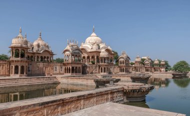 Mathura 'da en çok ziyaret edilen kutsal yerlerden biri Kusum Sarovar Gölü' dür. Hindistan.