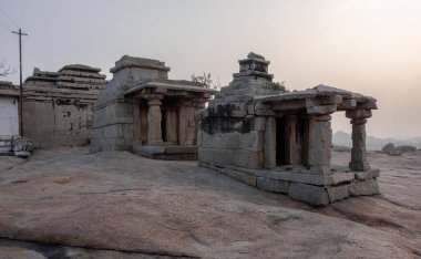 Hampi 'deki Hemakuta Hill Tapınağı Kompleksi. Hindistan