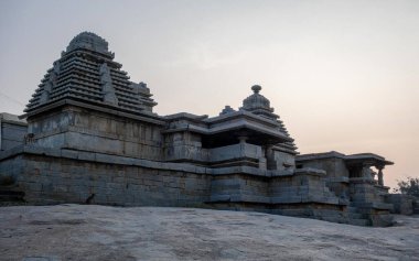 Hampi 'deki Hemakuta Hill Tapınağı Kompleksi. Hindistan