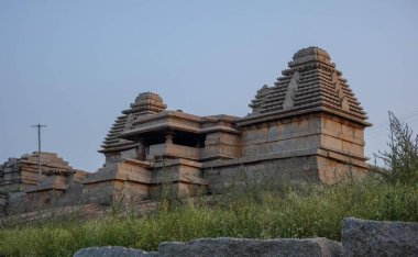 Hampi 'deki Hemakuta Hill Tapınağı Kompleksi. Hindistan