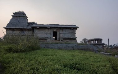 Hampi 'deki Hemakuta Hill Tapınağı Kompleksi. Hindistan