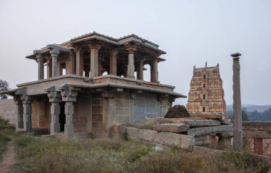 Hampi 'deki Hemakuta Hill Tapınağı Kompleksi. Hindistan