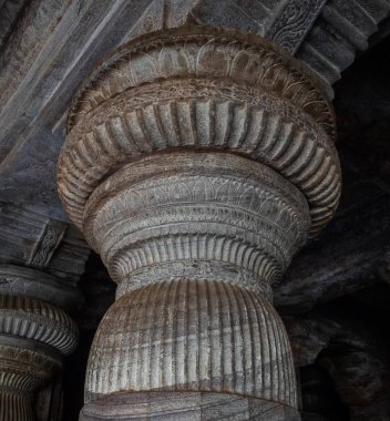 Badami Mağara Tapınakları, küçük Badami kasabası yakınlarındaki dört mağara tapınağından oluşan bir kompleks. Karnataka. Hindistan.