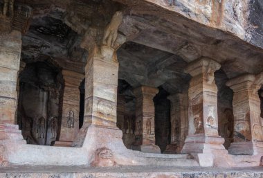 Badami Mağara Tapınakları, küçük Badami kasabası yakınlarındaki dört mağara tapınağından oluşan bir kompleks. Karnataka. Hindistan.