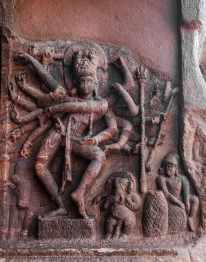 Badami Mağara Tapınakları, küçük Badami kasabası yakınlarındaki dört mağara tapınağından oluşan bir kompleks. Karnataka. Hindistan.