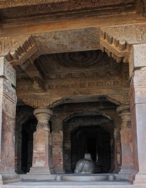 Badami Mağara Tapınakları, küçük Badami kasabası yakınlarındaki dört mağara tapınağından oluşan bir kompleks. Karnataka. Hindistan.