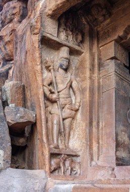 Badami Mağara Tapınakları, küçük Badami kasabası yakınlarındaki dört mağara tapınağından oluşan bir kompleks. Karnataka. Hindistan.