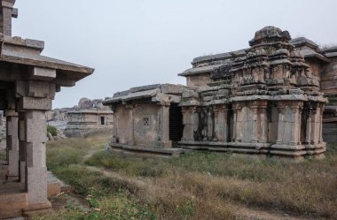 Hampi 'deki Hemakuta Hill Tapınağı Kompleksi. Hindistan
