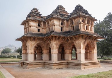 Lotus Mahal veya Chitrangi Mahal, Vijayanagara İmparatorluğu 'nun mimari egemenliğinin bir sembolüdür. Hampi. Hindistan.
