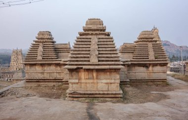 Hampi 'deki Hemakuta Hill Tapınağı Kompleksi. Hindistan