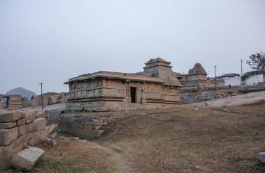 Hampi 'deki Hemakuta Hill Tapınağı Kompleksi. Hindistan