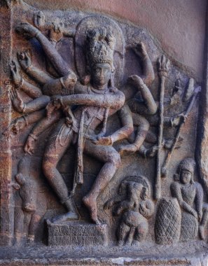 Badami Mağara Tapınakları, küçük Badami kasabası yakınlarındaki dört mağara tapınağından oluşan bir kompleks. Karnataka. Hindistan.