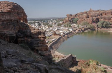 Badami Mağara Tapınakları, küçük Badami kasabası yakınlarındaki dört mağara tapınağından oluşan bir kompleks. Karnataka. Hindistan.