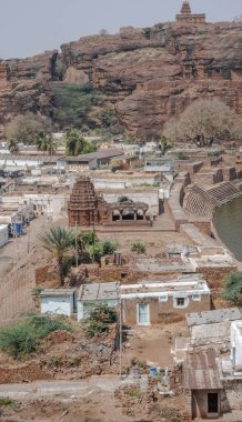 Badami Mağara Tapınakları, küçük Badami kasabası yakınlarındaki dört mağara tapınağından oluşan bir kompleks. Karnataka. Hindistan.