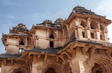 Lotus Mahal veya Chitranjini Mahal, Hindistan 'ın Hampi şehrinde bulunan önemli bir laik yapıdır..
