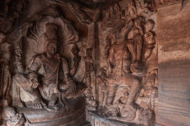 Badami mağara tapınakları dört Hindu 'dan oluşuyor, Jain ve küçük Badami kasabası yakınlarındaki Budist mağara tapınakları. Hindistan.