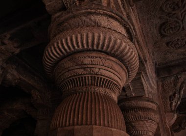 Badami mağara tapınakları dört Hindu 'dan oluşuyor, Jain ve küçük Badami kasabası yakınlarındaki Budist mağara tapınakları. Hindistan.