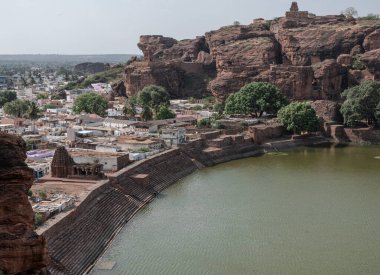 Badami mağara tapınakları dört Hindu 'dan oluşuyor, Jain ve küçük Badami kasabası yakınlarındaki Budist mağara tapınakları. Hindistan.