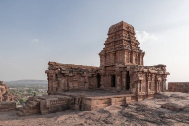Badami mağara tapınakları dört Hindu 'dan oluşuyor, Jain ve küçük Badami kasabası yakınlarındaki Budist mağara tapınakları. Hindistan.