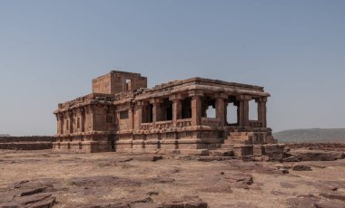 Aihole, 412. yüzyılın en büyük taş ve mağara tapınağı. Hindistan.