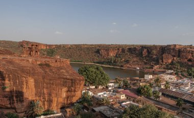 Badami, Hindistan 'ın Karnataka eyaletinde yer alan bir şehirdir..