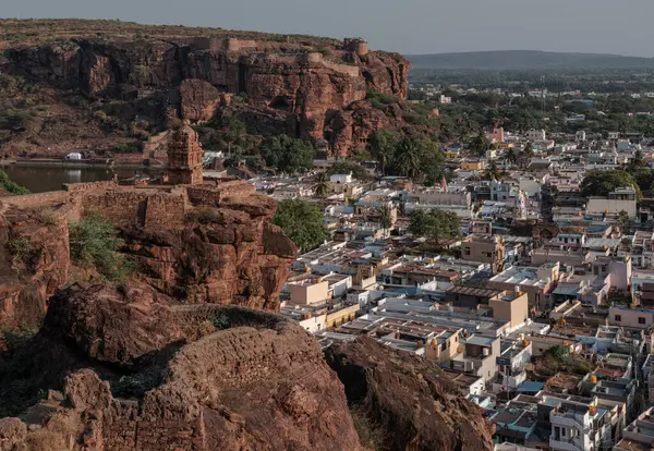 Badami, Hindistan 'ın Karnataka eyaletinde yer alan bir şehirdir..