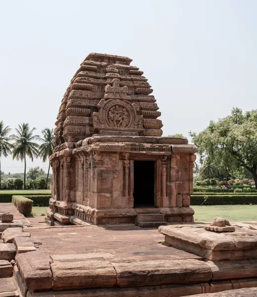 Pattadakal antik bir tapınak şehridir, antik Hindu mimarisinin seçkin örneklerinden biridir. Hindistan.
