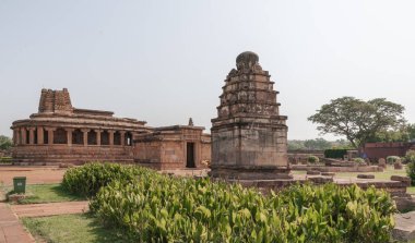 Aihole, 412. yüzyılın en büyük taş ve mağara tapınağı. Hindistan.