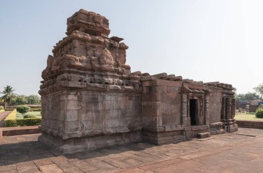 Aihole, 412. yüzyılın en büyük taş ve mağara tapınağı. Hindistan.