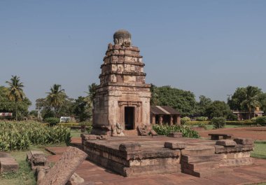 Aihole, 412. yüzyılın en büyük taş ve mağara tapınağı. Hindistan.