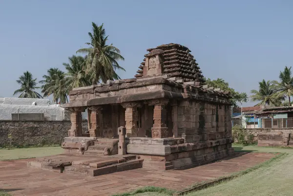 Aihole, 412. yüzyılın en büyük taş ve mağara tapınağı. Hindistan.