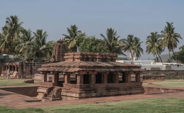 Aihole, 412. yüzyılın en büyük taş ve mağara tapınağı. Hindistan.