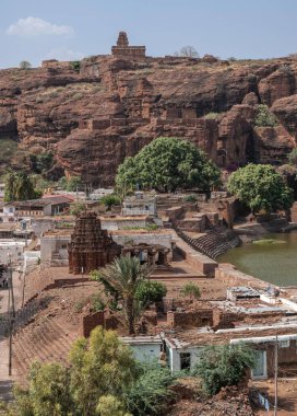 Badami Mağaraları Hindistan 'ın Karnataka eyaletinde eşsiz bir mimari komplekstir..