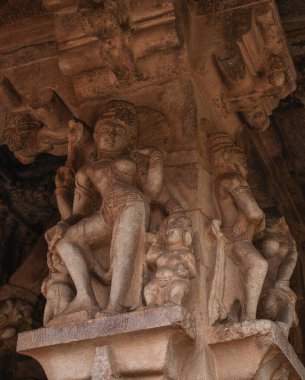 Durga Tapınağı Aihole, Karnataka, Hindistan 'da 8. yüzyılın başlarında bir Hindu tapınağıdır..