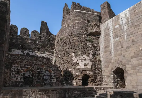 Daulatabad, Hindistan 'ın Maharashtra eyaletinde aynı isimde bir köyün yakınında bulunan tarihi bir 14. yüzyıl şehridir.