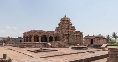 Pattadakal antik bir tapınak şehridir, antik Hindu mimarisinin seçkin örneklerinden biridir. Hindistan.