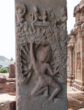 Pattadakal antik bir tapınak şehridir, antik Hindu mimarisinin seçkin örneklerinden biridir. Hindistan.