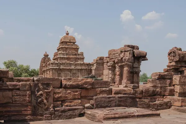 Pattadakal antik bir tapınak şehridir, antik Hindu mimarisinin seçkin örneklerinden biridir. Hindistan.