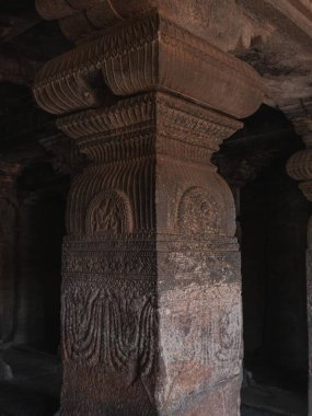 Badami Mağaraları Hindistan 'ın Karnataka eyaletinde eşsiz bir mimari komplekstir..