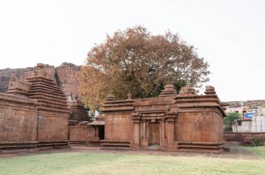 Badami Mağaraları Hindistan 'ın Karnataka eyaletinde eşsiz bir mimari komplekstir..