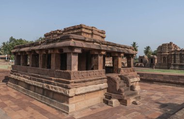 Aihole, 412. yüzyılın en büyük taş ve mağara tapınağı. Hindistan.