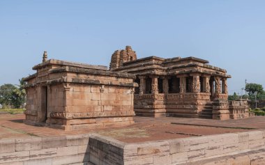 Aihole, 412. yüzyılın en büyük taş ve mağara tapınağı. Hindistan.