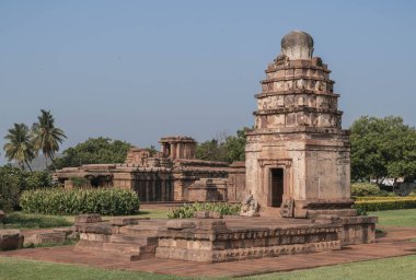 Aihole, 412. yüzyılın en büyük taş ve mağara tapınağı. Hindistan.