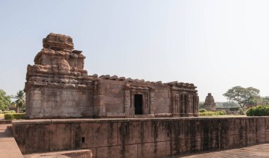 Aihole, 412. yüzyılın en büyük taş ve mağara tapınağı. Hindistan.