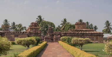 Aihole, 412. yüzyılın en büyük taş ve mağara tapınağı. Hindistan.
