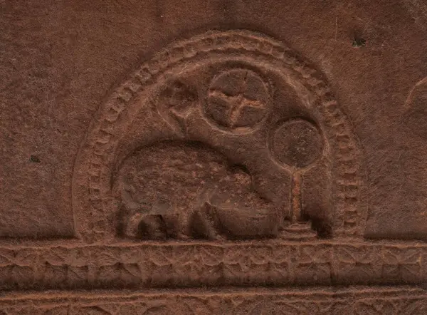 Aihole, 412. yüzyılın en büyük taş ve mağara tapınağı. Hindistan.