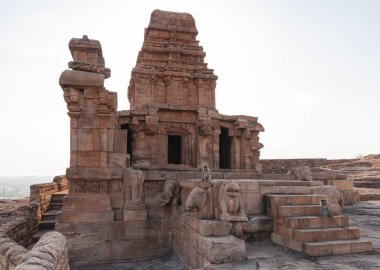 Badami Mağaraları Hindistan 'ın Karnataka eyaletinde eşsiz bir mimari komplekstir..