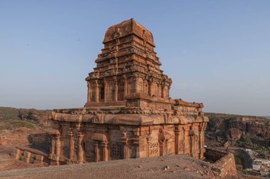 Badami Mağaraları Hindistan 'ın Karnataka eyaletinde eşsiz bir mimari komplekstir..
