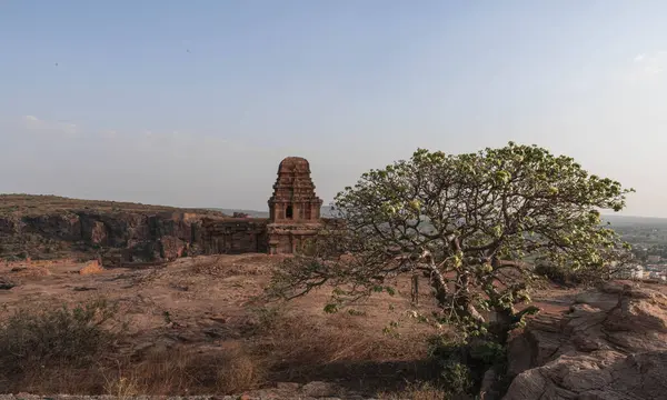 Badami Mağaraları Hindistan 'ın Karnataka eyaletinde eşsiz bir mimari komplekstir..